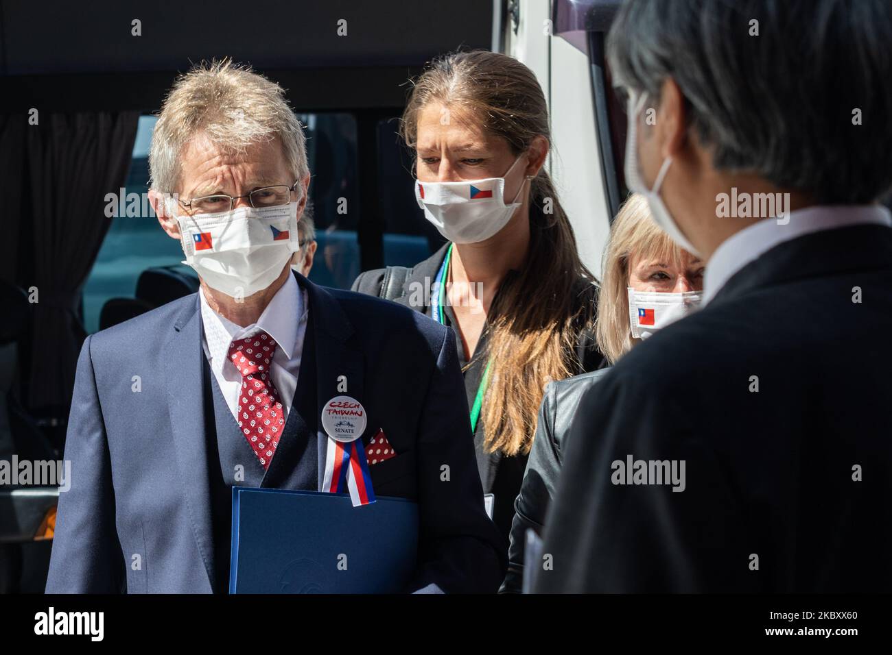 Der Präsident des tschechischen Senats, Milos Vystrcil, kam am 31. August 2020 bei seiner Ankunft an der National Chengchi University in Taipei, Taiwan, aus dem Transportfahrzeug. Der Präsident des tschechischen Senats, Milos Vystrcil, kam zur Nationalen Chengchi-Universität in Taipei, um eine Rede zu halten. Der Senatspräsident kam am Sonntag in Begleitung des Prager Bürgermeisters Zdenek Hrib und mehr als 80 Vertretern zu einem sechstägigen Besuch nach Taiwan. (Foto von Jose Lopes Amaral/NurPhoto) Stockfoto