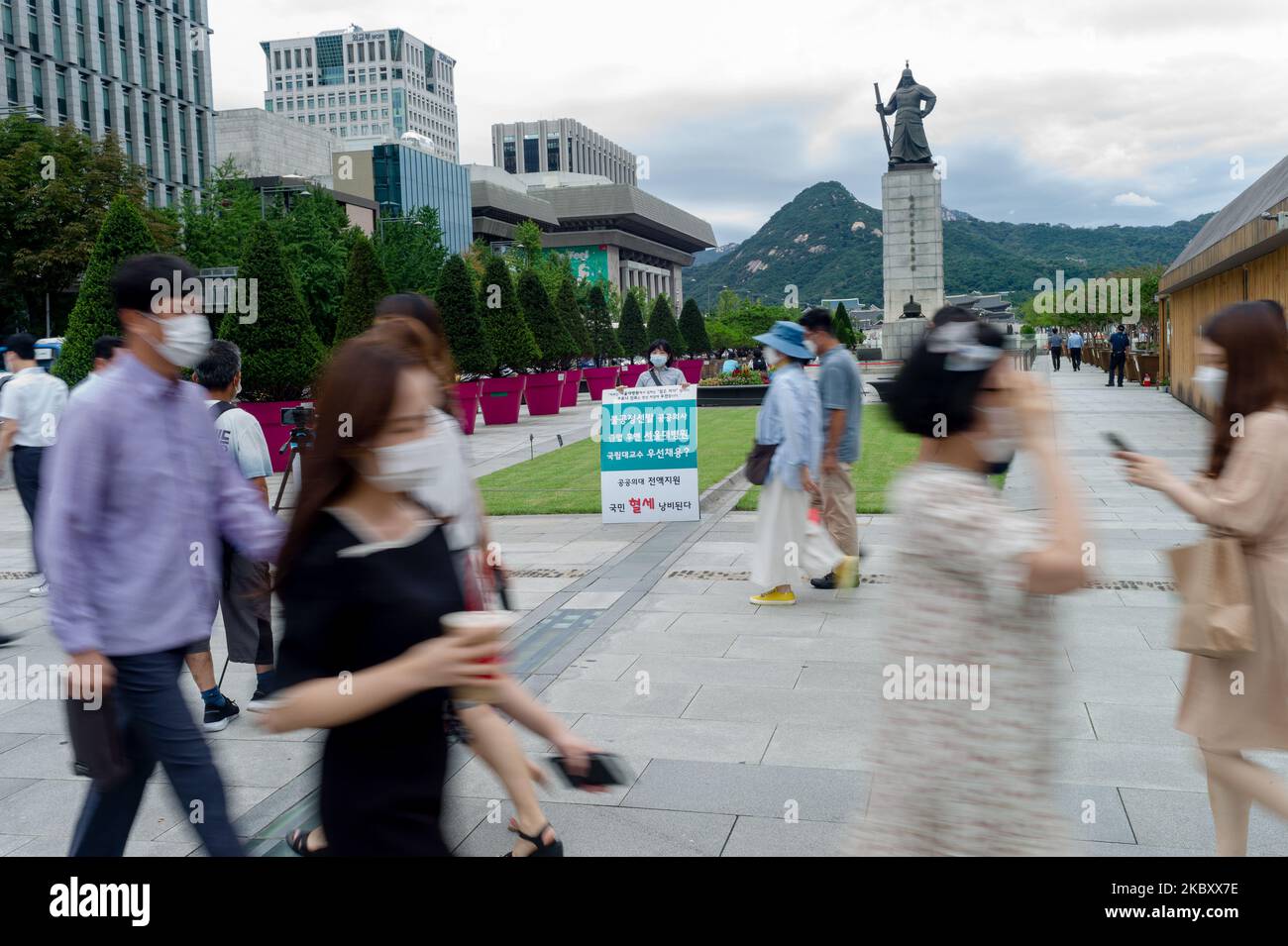 Ein Arzt hält ein Zeichen, das die medizinische Politik der Regierung inmitten der Coronavirus-Pandemie (COVID-19) am Gwanghwamun-Platz am 31. August 2020 in Seoul, Südkorea, kritisiert. Zehntausende von Ärzten starteten am Mittwoch landesweit einen Vollstreik, trotz der Anordnung der Regierung, wieder an den Arbeitsplatz zurückzukehren, wobei einige Dienstunterbrechungen in großen Krankenhäusern gemeldet wurden. (Foto von Chris Jung/NurPhoto) Stockfoto