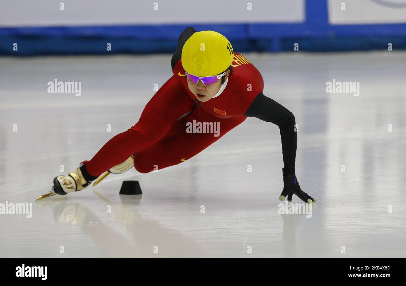 Wang Meng, vorne aus China, tritt am 24. September 2009 in Seoul, Südkorea, in den Damen-500-Meter-Läufen der ISU-Weltmeisterschaft 2009/2010 an. (Foto von Seung-il Ryu/NurPhoto) Stockfoto