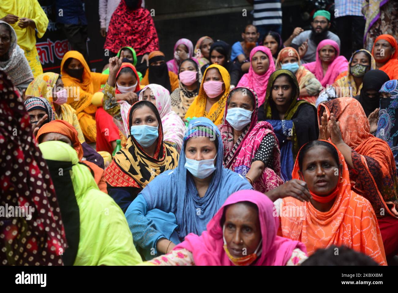 Bekleidungsarbeiter führen am 31. August 2020 in Dhaka, Bangladesch, eine Demonstration durch, bei der ihre Löhne gefordert werden (Foto: Mamunur Rashid/NurPhoto) Stockfoto