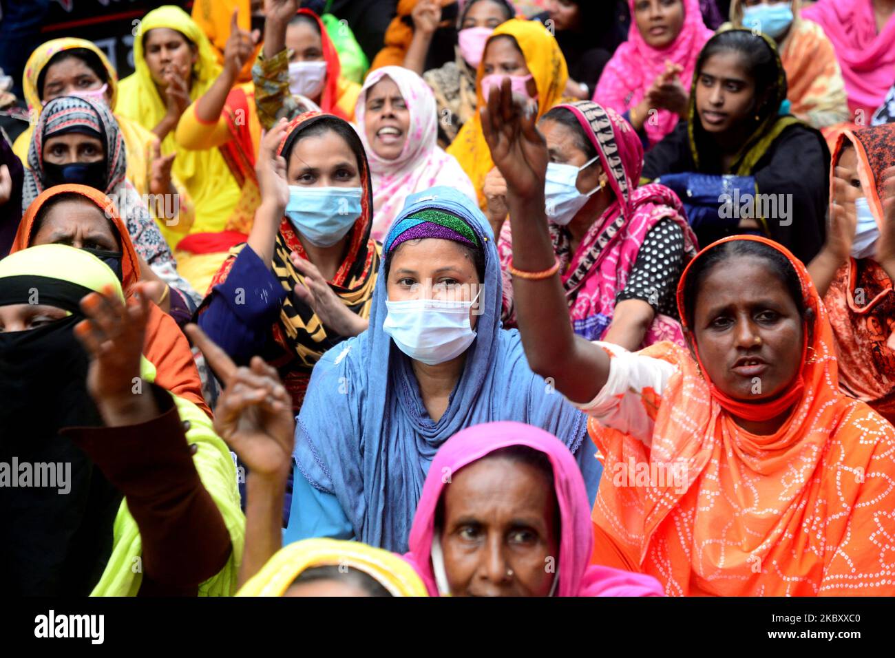 Bekleidungsarbeiter führen am 31. August 2020 in Dhaka, Bangladesch, eine Demonstration durch, bei der ihre Löhne gefordert werden (Foto: Mamunur Rashid/NurPhoto) Stockfoto