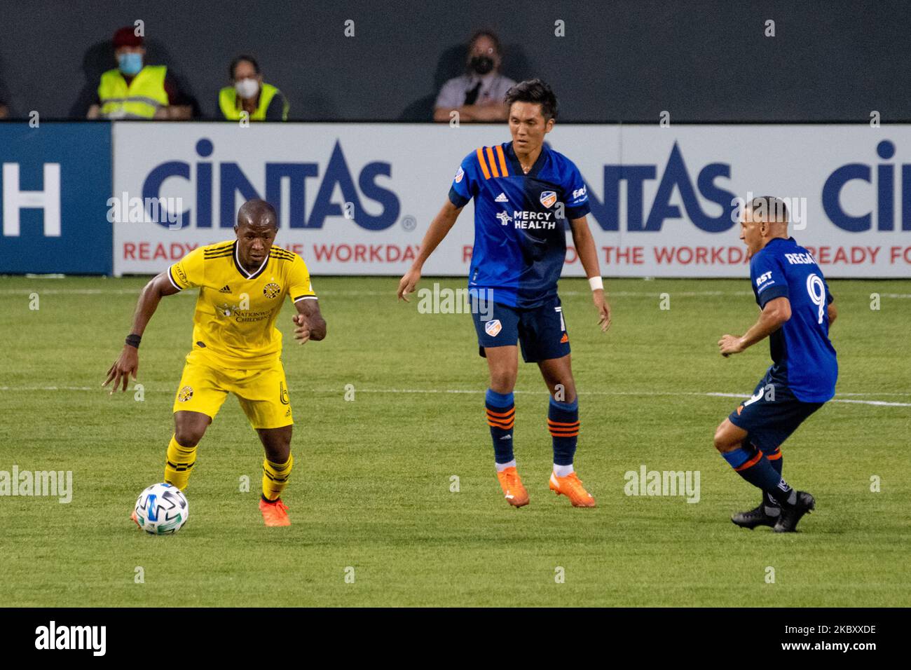 Darlington Nagbe, der Mittelfeldspieler der Columbus Crew, bewegt den Ball während eines MLS-Fußballmatches zwischen dem FC Cincinnati und der Columbus Crew, das am Samstag, den 29.. August 2020, in einem Unentschieden von 0-0 im Nippert Stadium in Cincinnati endete, OH. (Foto von Jason Whitman/NurPhoto) Stockfoto