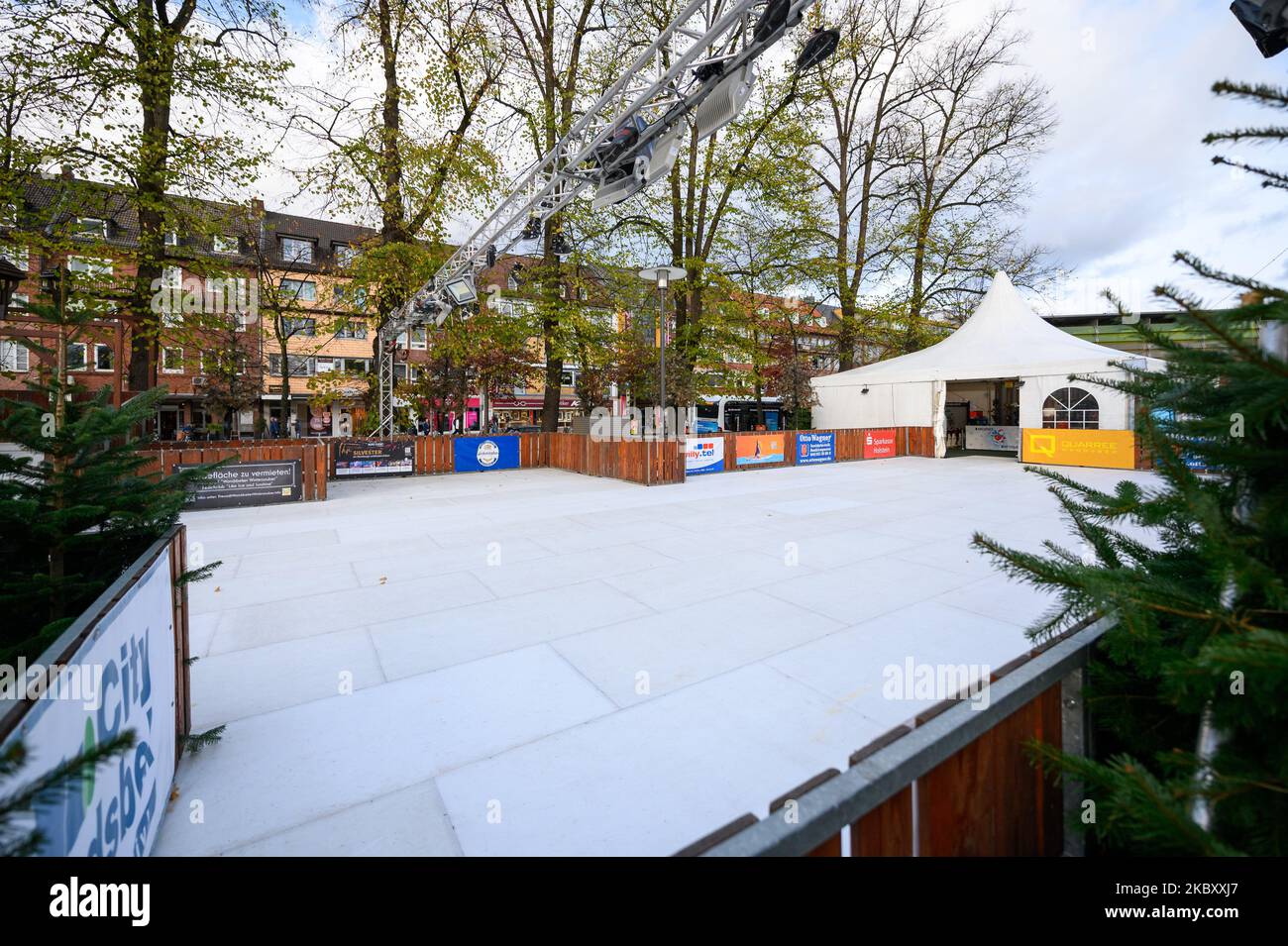 Hamburg, Deutschland. 04.. November 2022. Die leere „wie Eislaufbahn“ aus Kunststoffplatten auf dem Veranstaltungsbereich. Als erste Weihnachtsveranstaltung in der Stadt eröffnete am Freitag der Wandsbeker Winterzauber. Auf dem Marktplatz von Wandsbek wurde eine 240 Quadratmeter große „Like-Ice-Eislaufbahn“ aus Kunststoff eingerichtet, die ohne teure Energie betrieben wird. Die ersten Kinder drehten am Freitag ihre Runden. Quelle: Jonas Walzberg/dpa/Alamy Live News Stockfoto