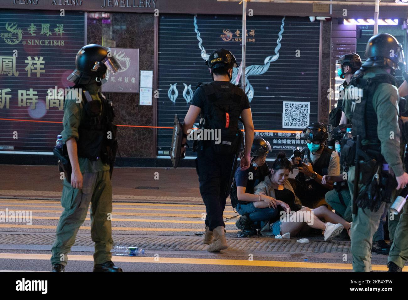 Die Polizei von Hongkong schlägt eine Schwangere nieder und sprüht Pfeffer, während sie einen Mann festhält. Die Demonstranten versammelten sich am 31. August 2020 in Hongkong, China, zum 1. Jahrestag des Vorfalls von 831. (Foto von Simon Jankowski/NurPhoto) Stockfoto