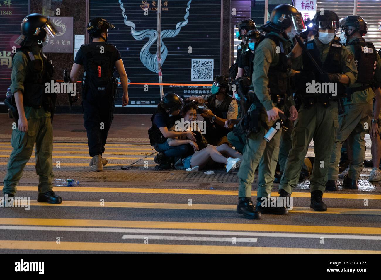 Die Polizei von Hongkong schlägt eine Schwangere nieder und sprüht Pfeffer, während sie einen Mann festhält. Die Demonstranten versammelten sich am 31. August 2020 in Hongkong, China, zum 1. Jahrestag des Vorfalls von 831. (Foto von Simon Jankowski/NurPhoto) Stockfoto