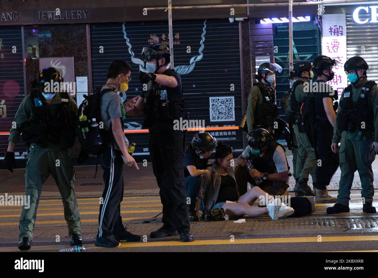 Die Polizei von Hongkong schlägt eine Schwangere nieder und sprüht Pfeffer, während sie einen Mann festhält. Die Demonstranten versammelten sich am 31. August 2020 in Hongkong, China, zum 1. Jahrestag des Vorfalls von 831. (Foto von Simon Jankowski/NurPhoto) Stockfoto