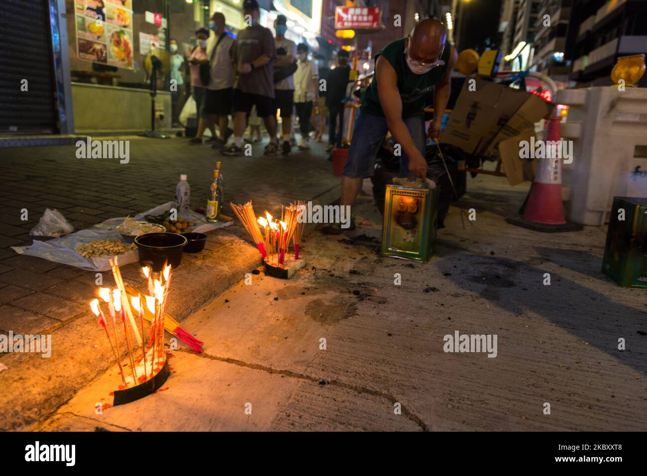 Die Anwohner bringen am 31. August 2020 in Mongkok, Hongkong, China, Weihrauch zur Beruhigung von Geistern. (Foto von Marc Fernandes/NurPhoto) Stockfoto