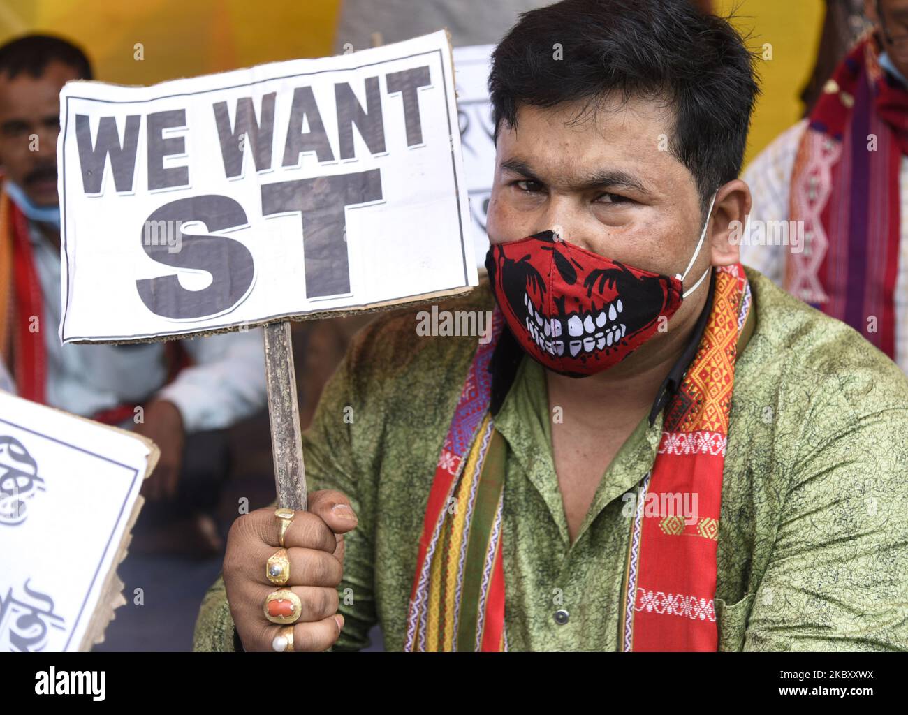 Aktivisten von All Koch Yuva Parishad, All Assam Matak Yuba Satra Parishad und anderen Organisationen führen am 31. August 2020 in Guwahati, Assam, Indien, einen Protest durch, der den Status eines geplanten Stammes (ST) fordert. (Foto von David Talukdar/NurPhoto) Stockfoto