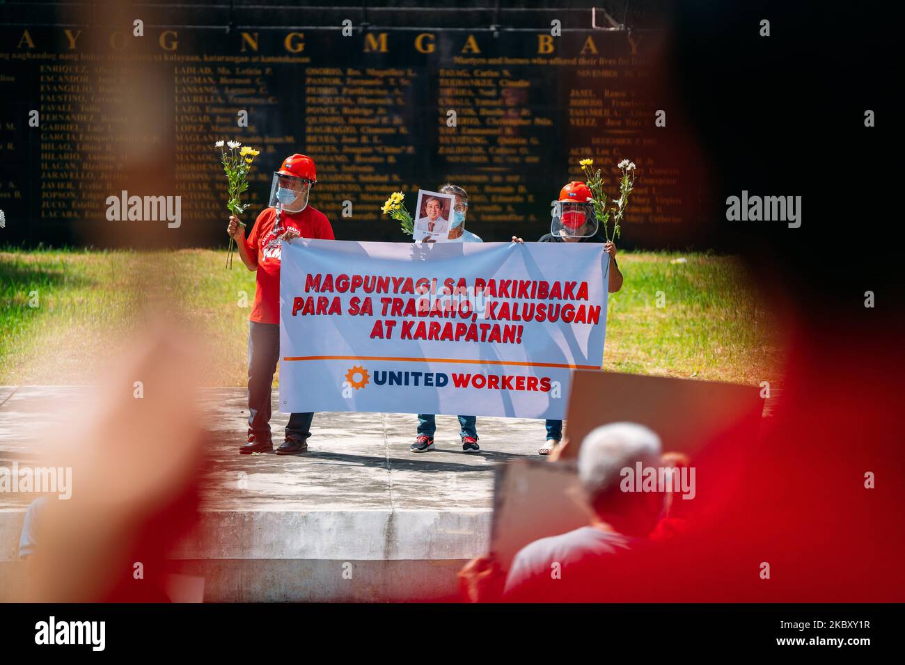 Hunderte von Demonstranten, die unterschiedliche Aufrufe aus verschiedenen Sektoren trugen, haben sich in erster Linie mit dem Gesundheitsproblem des Landes in Bantayog ng mga Bayani zum Gedenken an den National Heroes Day in Manila, Philippinen, am 31. August 2020 befasst. (Foto von Mohd Sarajean/NurPhoto) Stockfoto