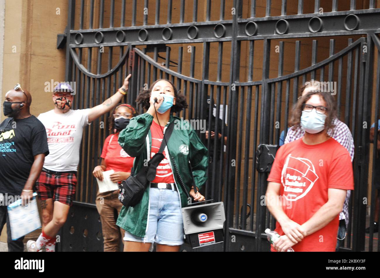 Mieterrechtsgruppen versammelten sich vor dem Stadtgericht, wo das Vermieter-Mietergericht gehört wird, als Philadelphia sein Räumungsmoratorium beendet und Tausende von Zwangsräumungen bedroht, obwohl sich das COVID-19 weiterhin über das Land ausbreitet und die Stadt droht, Wohnungsaktivisten zu vertreiben, die Wohnraum für die Bewohner von Philadelphia fordern Am 31. August 2020 waren bereits 5.000 unbewohnete Bewohner von drei Lagergebieten in der Nähe von Philadelphia, PA, untergebracht. (Foto von Cory Clark/NurPhoto) Stockfoto