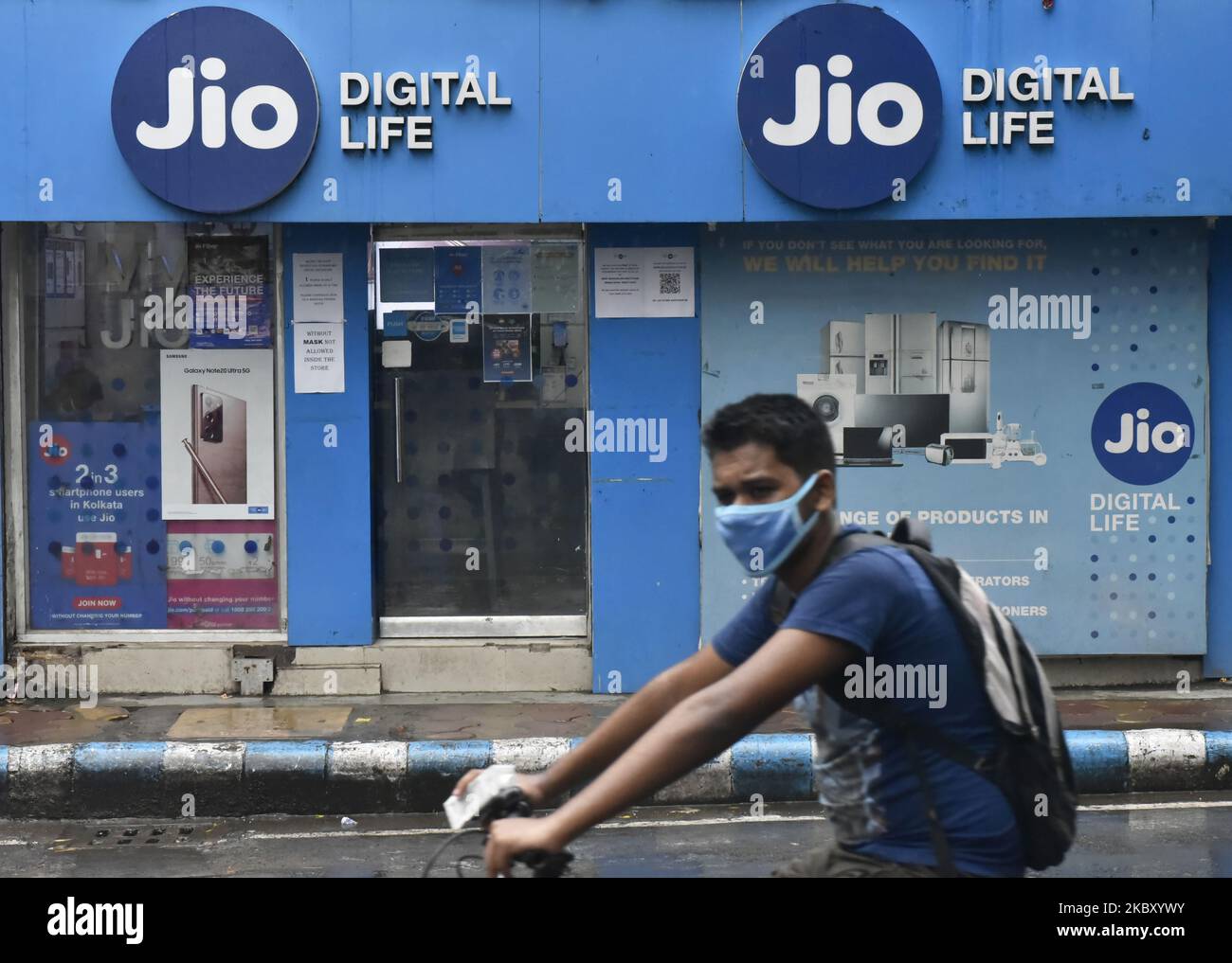 Ein Mann kommt am 01. September 2020 an einem Jio Digital-Geschäft in Kalkutta, Indien, vorbei. Der Telekommunikationsriese Reliance Jio stellt unbeschränkte neue Pläne vor, Glasfaser-Breitband für indische Kunden ab RS 399, RS 699, RS 999, die Setbox mit 11 OTT-Apps umfasst, Und Jio behauptet, dass alle Pläne eine symmetrische Upload- und Download-Geschwindigkeit haben, die dem Benutzer nach einem indischen Medienbericht zugute kommt. (Foto von Indranil Aditya/NurPhoto) Stockfoto