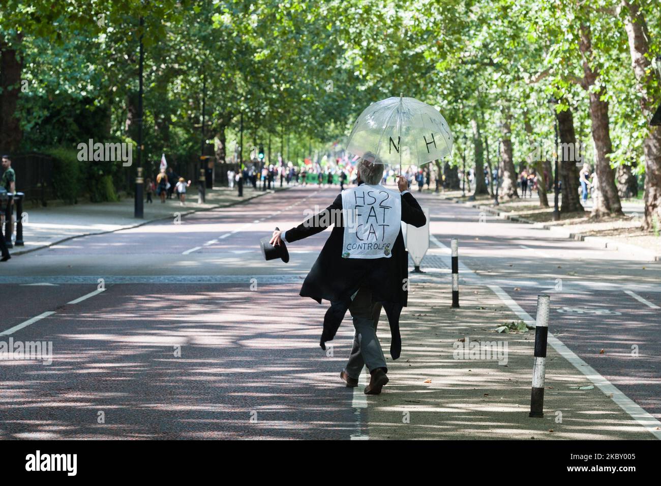 Umweltaktivisten vom Extinction Rebellion, einschließlich Anti-HS2-Demonstranten, marschieren am ersten Tag der Protestaktion zur Unterstützung des Climate and Ecological Emergency Bill zum Parliament Square, während Abgeordnete nach der Sommerpause am 01. September 2020 in London, England, in das Unterhaus zurückkehren. Extinction Rebellion plant, die Straßen in London, Manchester und Cardiff über einen Zeitraum von 10 Tagen zu blockieren, während sie die Abgeordneten dazu aufruft, eine Anstiftungs-Gesetzesvorlage für den Klimawandel zu unterstützen, die die Fortschritte Großbritanniens bei der Reduzierung seiner CO2-Emissionen beschleunigen würde, und eine nationale Bürgerversammlung über die Krise abhalten würde. (Foto von WI Stockfoto