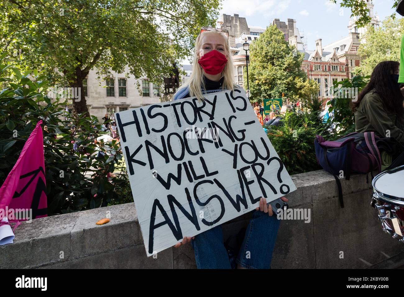 Umweltaktivisten von Extinction Rebellion versammeln sich am ersten Tag der Protestaktion zur Unterstützung des Gesetzes über den Klimawandel und ökologische Notfälle auf dem Parliament Square, während Abgeordnete nach der Sommerpause am 01. September 2020 in London, England, in das Unterhaus zurückkehren. Extinction Rebellion plant, die Straßen in London, Manchester und Cardiff über einen Zeitraum von 10 Tagen zu blockieren, während sie die Abgeordneten dazu aufruft, eine Anstiftungs-Gesetzesvorlage für den Klimawandel zu unterstützen, die die Fortschritte Großbritanniens bei der Reduzierung seiner CO2-Emissionen beschleunigen würde, und eine nationale Bürgerversammlung über die Krise abhalten würde. (Foto von Wiktor Szymanowicz/NurPhoto) Stockfoto