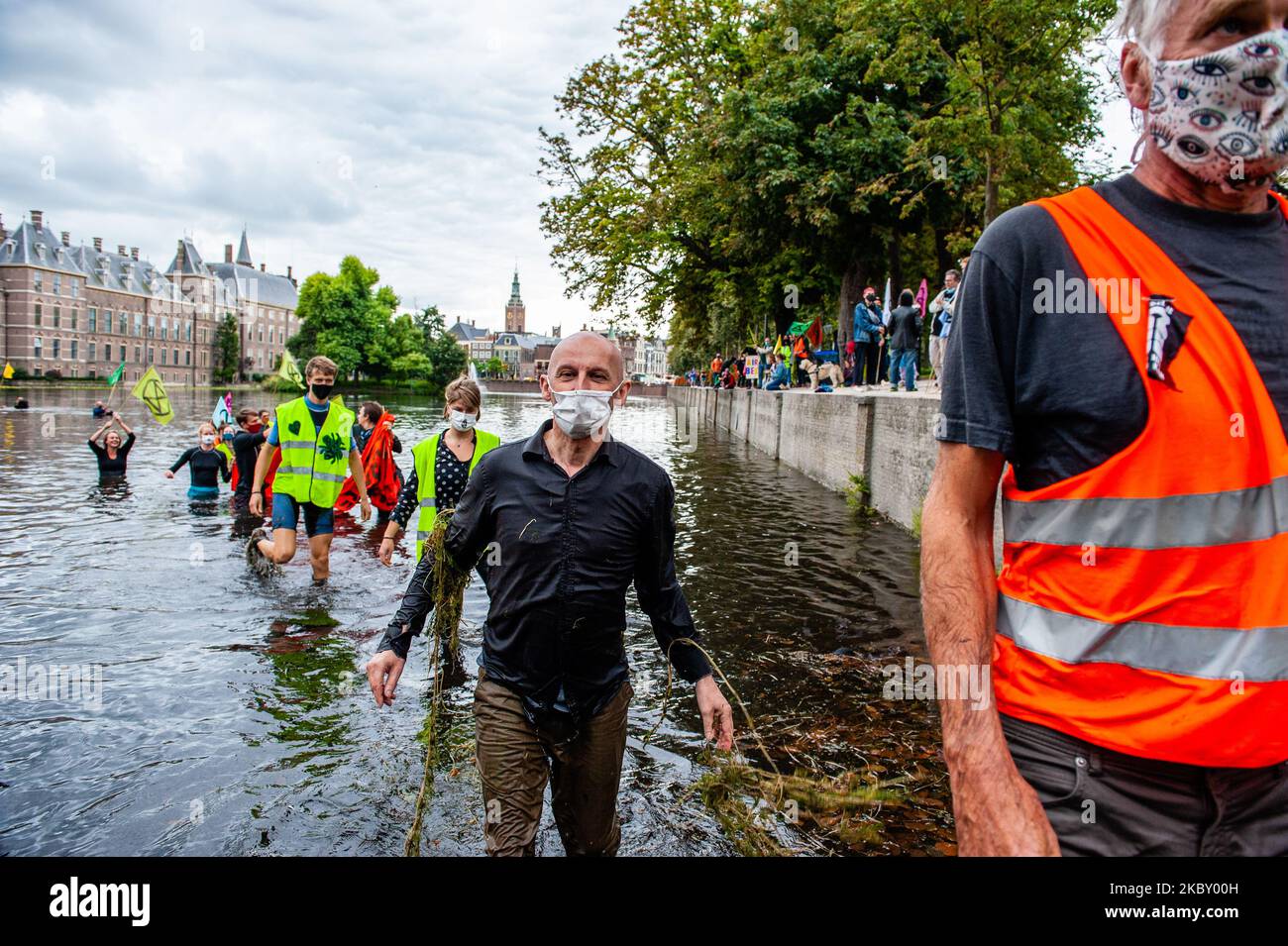 Rund fünfundzwanzig XR-Aktivisten kamen ins Wasser, um auf die Klima- und Umweltkrise aufmerksam zu machen, während der Demonstration, auf der am 1.. September 2020 in Den Haag, Niederlande, die Klimakampagne „New Extinction Rebellion“ gestartet wurde. (Foto von Romy Arroyo Fernandez/NurPhoto) Stockfoto