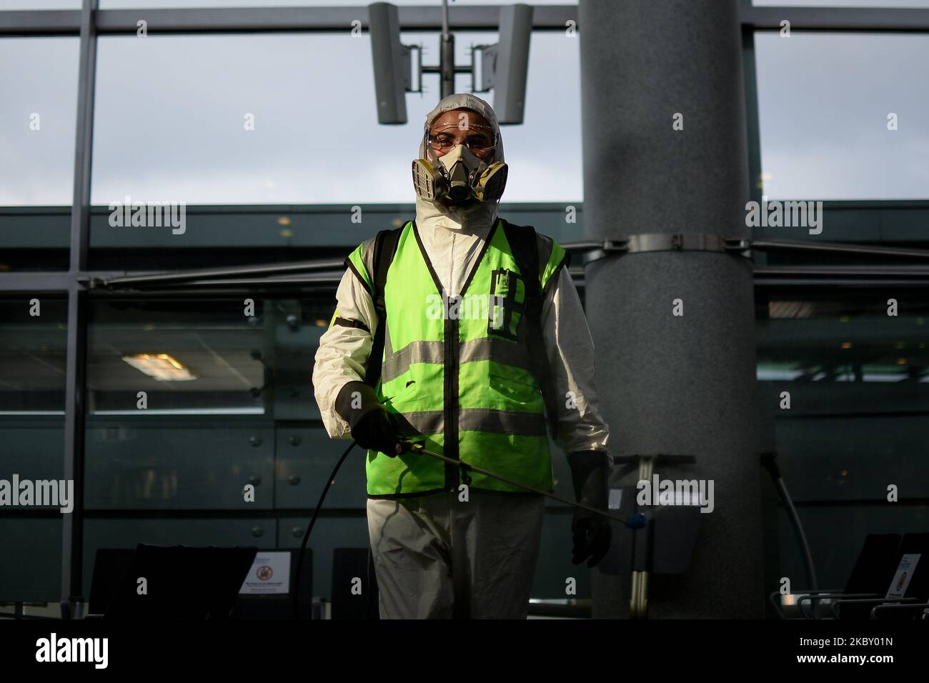 Der Flughafen El Dorado ist für die Wiedereröffnung am 01. September 2020 bereit, was die wirtschaftliche Reaktivierung dieses Sektors mit einigen Inlandsflügen anfängt. Passagiere müssen strengen Biosicherheitsvorschriften unterliegen, die sie einhalten müssen, wenn sie den Flughafen betreten, an dem die Temperatur gemessen wird, die Hände ständig mit antibakteriellem Gel reinigen müssen, die obligatorische Verwendung von Gesichtsmasken, die Reinigung von Schuhen vor dem Betreten der Einrichtungen und die physische Entfernung erforderlich sind. Die Flugzeugkabinen müssen vor der Besetzung durch Passagiere, die ihre Masken auf dem du behalten müssen, desinfiziert werden Stockfoto