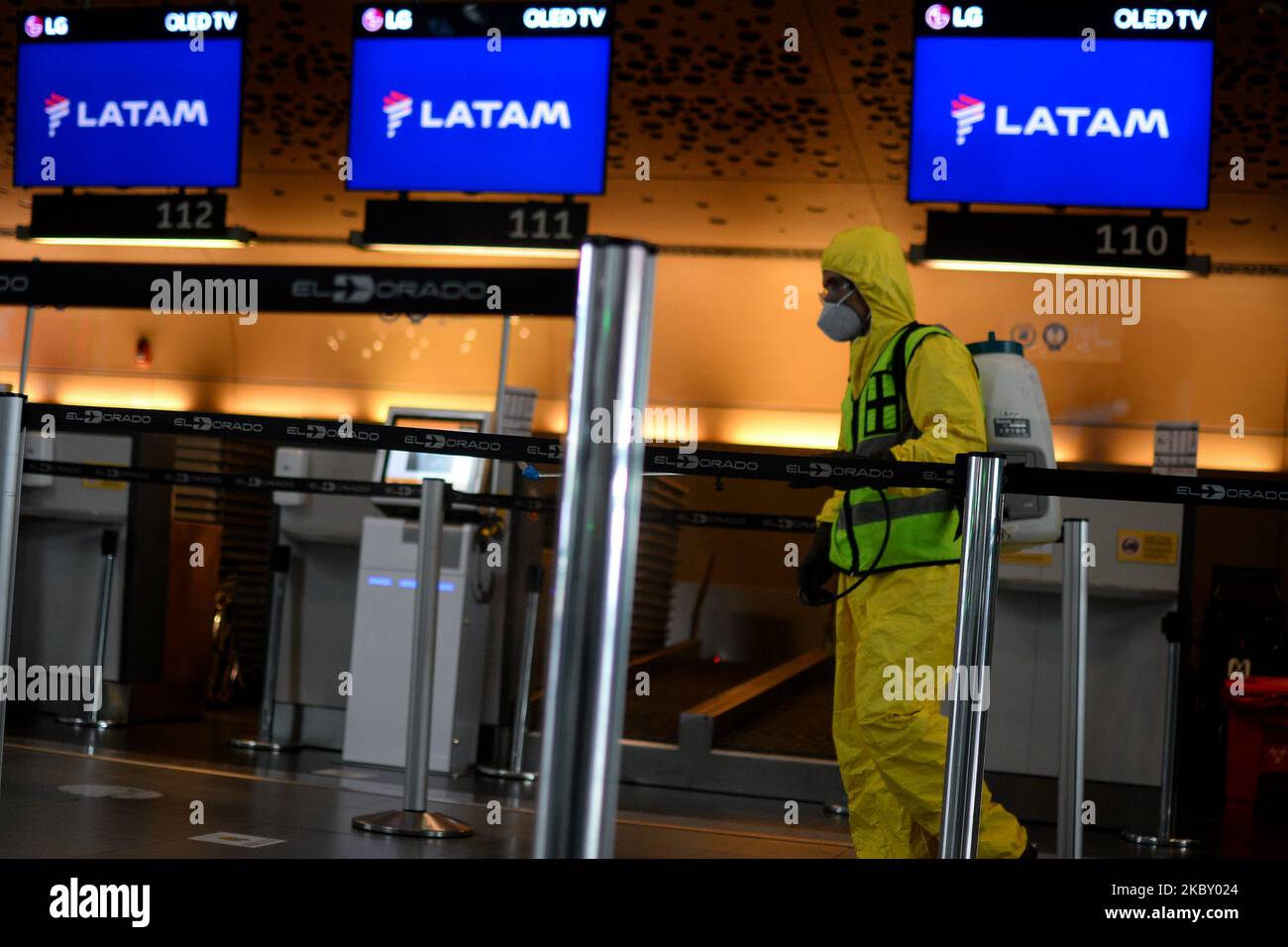 Der Flughafen El Dorado ist für die Wiedereröffnung am 01. September 2020 bereit, was die wirtschaftliche Reaktivierung dieses Sektors mit einigen Inlandsflügen anfängt. Passagiere müssen strengen Biosicherheitsvorschriften unterliegen, die sie einhalten müssen, wenn sie den Flughafen betreten, an dem die Temperatur gemessen wird, die Hände ständig mit antibakteriellem Gel reinigen müssen, die obligatorische Verwendung von Gesichtsmasken, die Reinigung von Schuhen vor dem Betreten der Einrichtungen und die physische Entfernung erforderlich sind. Die Flugzeugkabinen müssen vor der Besetzung durch Passagiere, die ihre Masken auf dem du behalten müssen, desinfiziert werden Stockfoto