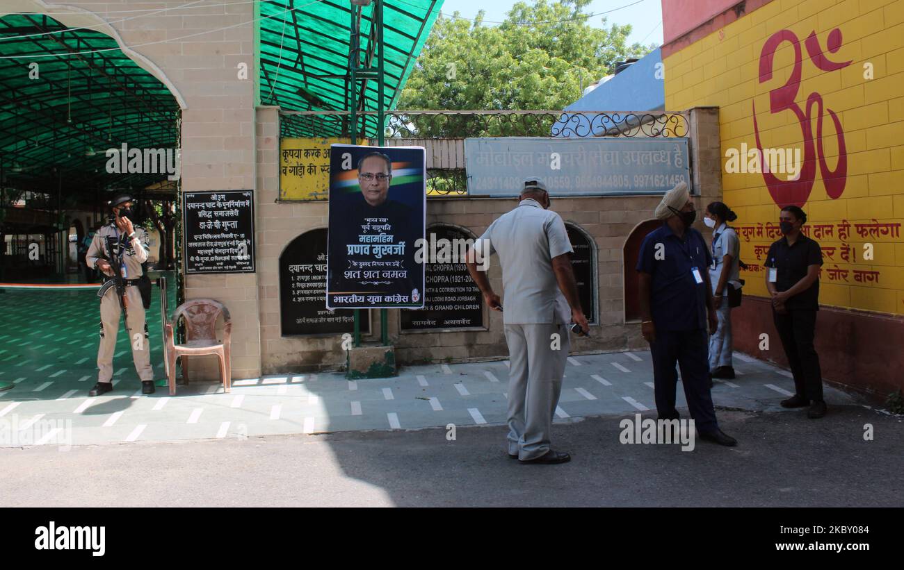Polizeibeamte stehen Wache während der Einäscherung des verstorbenen ehemaligen indischen Präsidenten Pranab Mukherjee am 1. September 2020 im Krematorium der Straße Lodhi in Neu-Delhi. Der ehemalige Präsident Indiens, der sich positiv auf das Coronavirus getestet hatte, war Anfang des Monats nach einer Gehirnoperation im Forschungs- und Empfehlungskrankenhaus der Armee im Koma gewesen. Mukherjee, der ältere Staatsmann der indischen Politik, ist mit 84 Jahren gestorben. (Foto von Mayank Makhija/NurPhoto) Stockfoto
