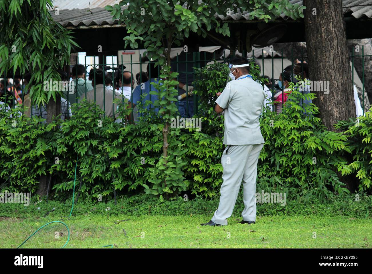Ein Sicherheitspersonal steht während der Einäscherung des verstorbenen ehemaligen indischen Präsidenten Pranab Mukherjee am 1. September 2020 im Krematorium der Straße Lodhi in Neu-Delhi unter Wache. Der ehemalige Präsident Indiens, der sich positiv auf das Coronavirus getestet hatte, war Anfang des Monats nach einer Gehirnoperation im Forschungs- und Empfehlungskrankenhaus der Armee im Koma gewesen. Mukherjee, der ältere Staatsmann der indischen Politik, ist mit 84 Jahren gestorben. (Foto von Mayank Makhija/NurPhoto) Stockfoto