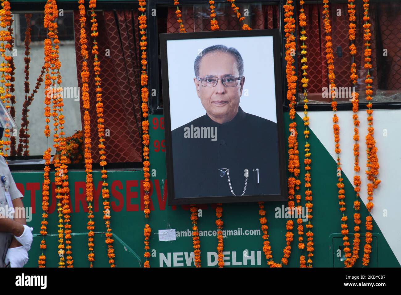 Ein Krankenwagen, der die Leiche des verstorbenen ehemaligen indischen Präsidenten Pranab Mukherjee vor seiner Beerdigung am 1. September 2020 im Krematorium der Straße Lodhi in Neu-Delhi trug. Der ehemalige Präsident Indiens, der sich positiv auf das Coronavirus getestet hatte, war Anfang des Monats nach einer Gehirnoperation im Forschungs- und Empfehlungskrankenhaus der Armee im Koma gewesen. Mukherjee, der ältere Staatsmann der indischen Politik, ist mit 84 Jahren gestorben. (Foto von Mayank Makhija/NurPhoto) Stockfoto