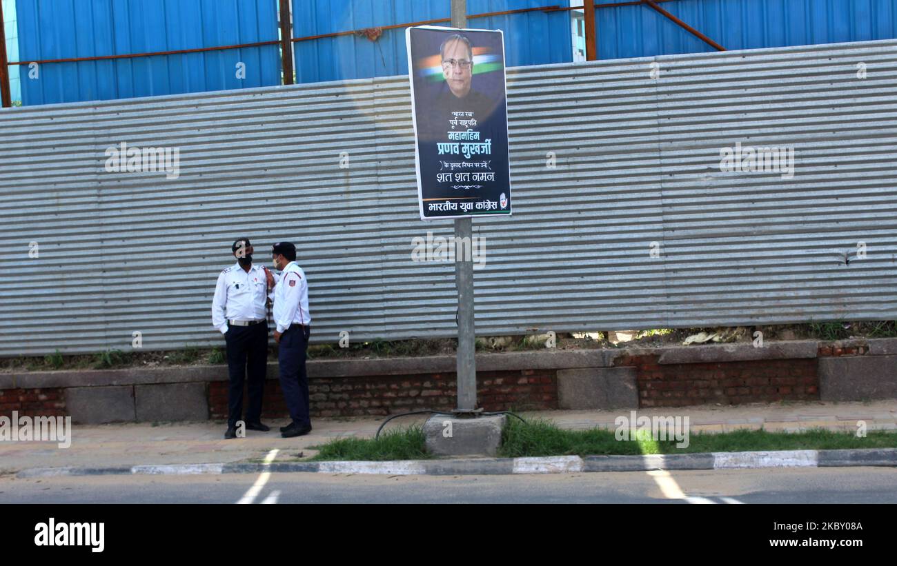 Polizeibeamte stehen Wache während der Einäscherung des verstorbenen ehemaligen indischen Präsidenten Pranab Mukherjee am 1. September 2020 im Krematorium der Straße Lodhi in Neu-Delhi. Der ehemalige Präsident Indiens, der sich positiv auf das Coronavirus getestet hatte, war Anfang des Monats nach einer Gehirnoperation im Forschungs- und Empfehlungskrankenhaus der Armee im Koma gewesen. Mukherjee, der ältere Staatsmann der indischen Politik, ist mit 84 Jahren gestorben. (Foto von Mayank Makhija/NurPhoto) Stockfoto