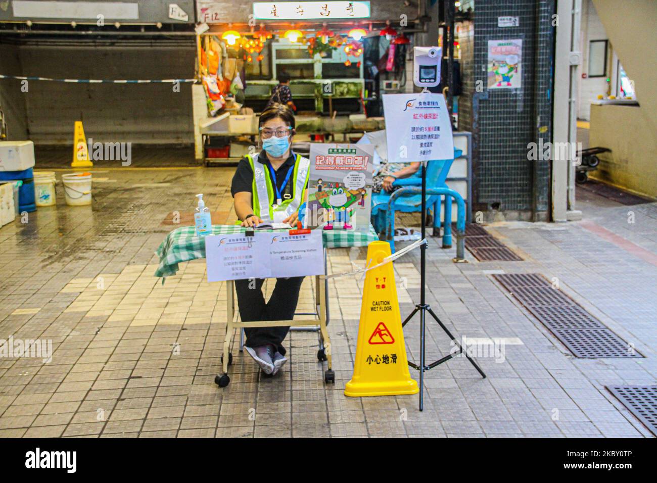 Vor einem der stadtweiten Covid-19-Testzentren in Hongkong. Mehr als eine halbe Million Einwohner haben sich für das kostenlose Regierungsprogramm Kwun Chung Municipal Services Building, Jordan, Kowloon, in Hongkong, China, Am 2. September 2020. (Foto von Tommy Walker/NurPhoto) Stockfoto