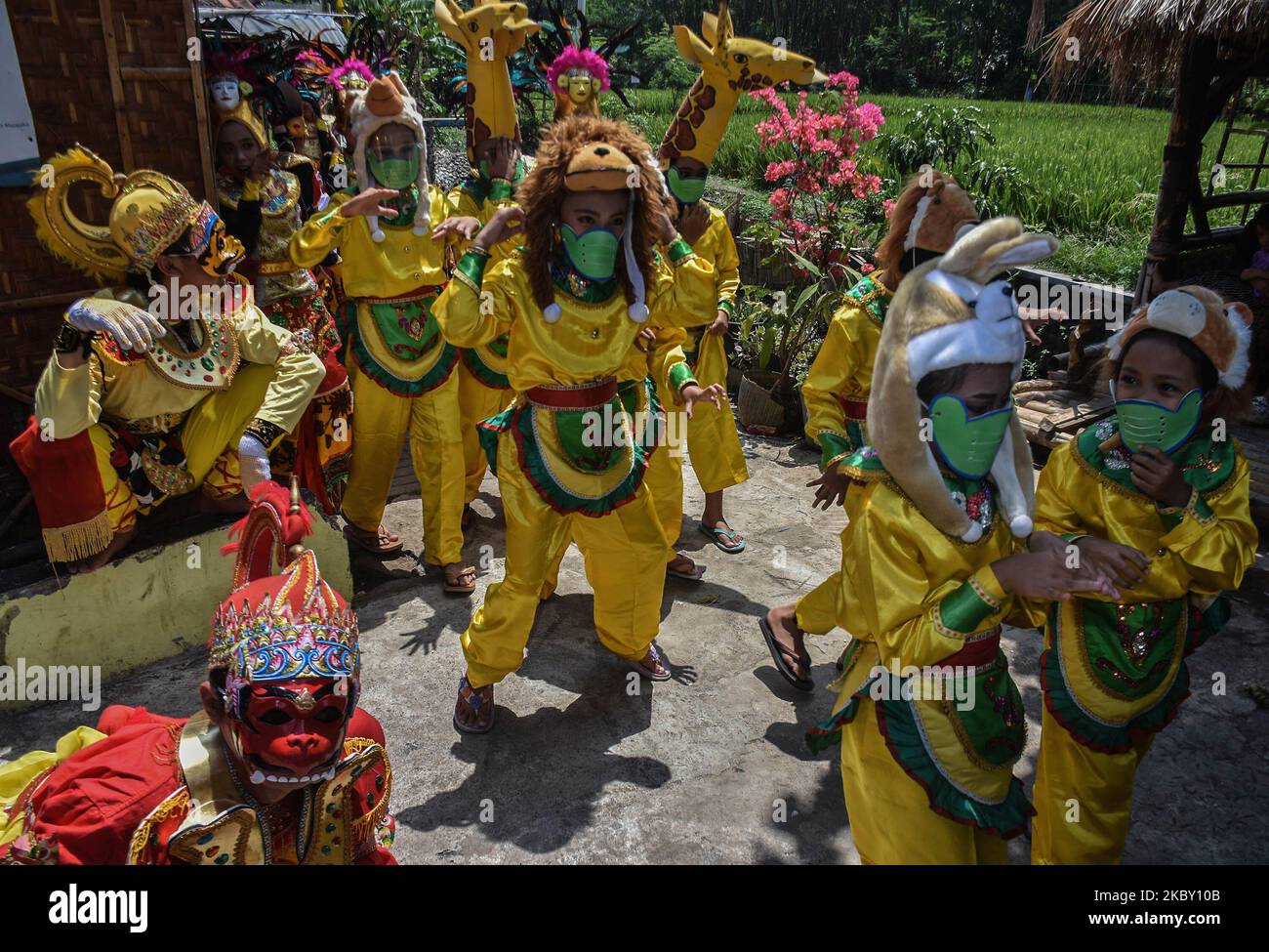 Die Teilnehmer des Rituals, gekleidet als Anoman (eine Affenfigur in der Mahabarata-Geschichte) und Kinder, die als Tiere gekleidet waren, begaben sich am 29. August in den Grabbereich, den Schöpfer der Malangan-Maskenkunst (Mbah Reni) im Dorf Polowijen, Malang, Ost-Java, Indonesien, 2020. Die Tradition der Wallfahrt und Heiligung mit dem Gebet "Maskenkunst Malangan", das einmal im Jahr stattfindet. Dies kann nach einer Lockerung der Aktivitäten der lokalen Regierung während des Covid-19-Ausbruchs in Richtung einer neuen Normalität erfolgen. (Foto von Aman Rochman/NurPhoto) Stockfoto