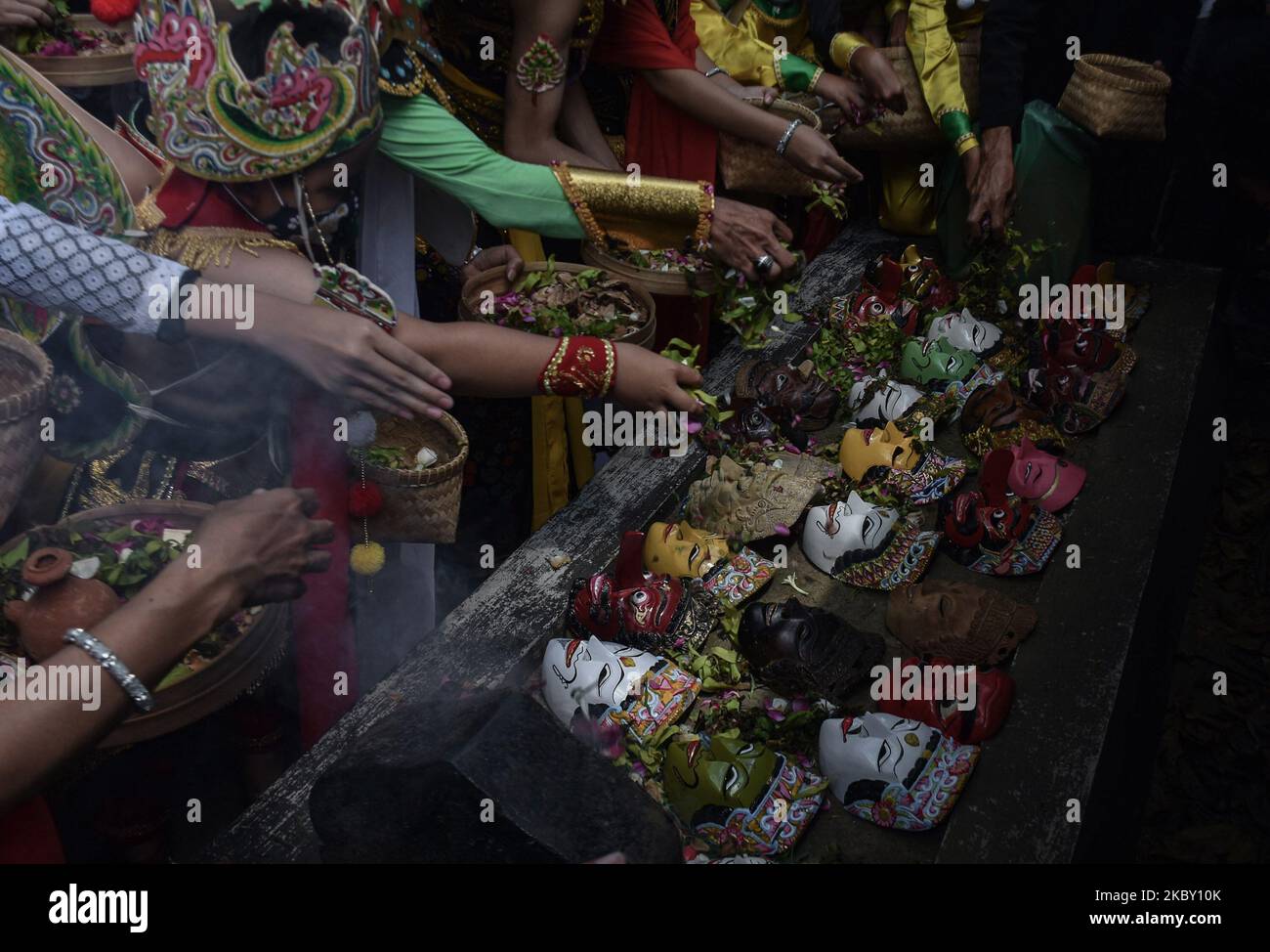 Rituelle Teilnehmer zeigen Masken und beten am 29. August im Grabbereich des Schöpfers der Malangan-Maskenkunst (Mbah Reni) in Polowijen, Malang, Ost-Java, Indonesien, 2020. Die Tradition der Wallfahrt und Heiligung mit dem Gebet "Maskenkunst Malangan", das einmal im Jahr stattfindet. Dies kann nach einer Lockerung der Aktivitäten der lokalen Regierung während des Covid-19-Ausbruchs in Richtung einer neuen Normalität erfolgen. (Foto von Aman Rochman/NurPhoto) Stockfoto