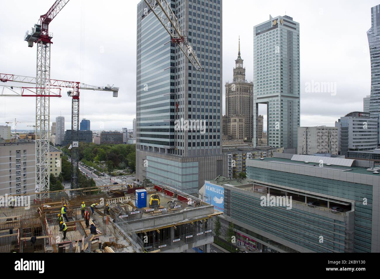 Bauherren werden am 2. September 2020 in Warschau, Polen, auf der Baustelle von Skysawa zu sehen sein. Skysawa ist ein Hochhaus-Class-A-Büroprojekt, das insgesamt ca. 39,000 m2 Arbeitsplätze liefern wird. Der Bauschluss liegt bei etwa Q2 2022. (Foto von Aleksander Kalka/NurPhoto) Stockfoto