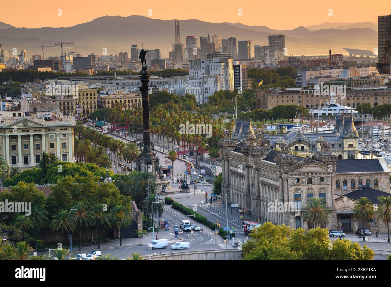 Kolumbus-Denkmal und Port Vell (Alter Hafen) von Barcelona bei Sonnenaufgang (Barcelona, Katalonien, Spanien) ESP: Monumento a Colón y Port Vell de Barcelona Stockfoto