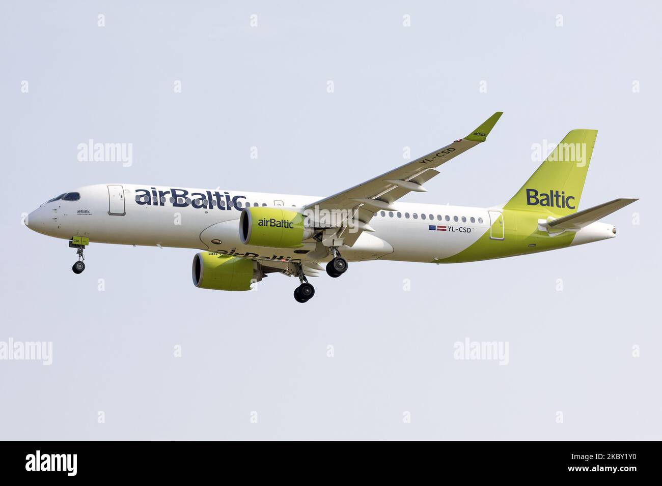 Ein Air Baltic Bombardier C Series 300, aufgenommen am 12. August 2020 am Flughafen Amsterdam Schiphol. (Foto von Robert Smith/MI News/NurPhoto) Stockfoto