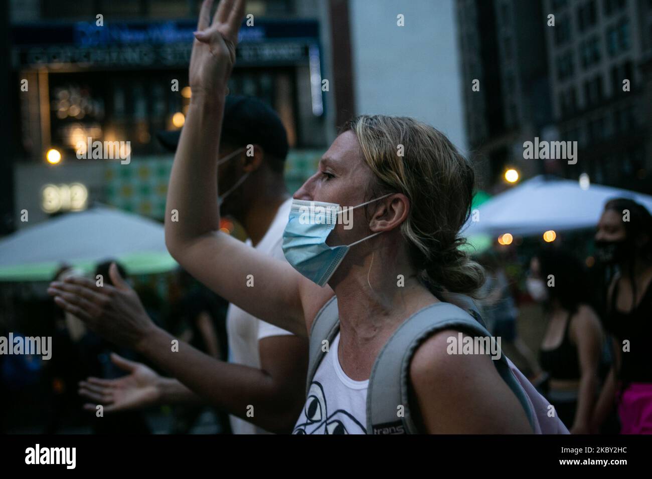 Demonstranten marschieren am 2. September 2020 in New York, USA, durch die Innenstadt und fordern die Abschaffung der US-Einwanderungs- und Zollbehörde (ICE). Mehrere hundert Demonstranten versammelten sich am Columbus Circle in New York City und marschierten zum Foley Square. Die Teilnehmer forderten die sofortige Freilassung aller Menschen aus Gefängnissen, Gefängnissen und EISHAFTZENTREN sowie die völlige Abschaffung aller Formen der Polizeiarbeit in New York City. (Foto von Karla Ann Cote/NurPhoto) Stockfoto