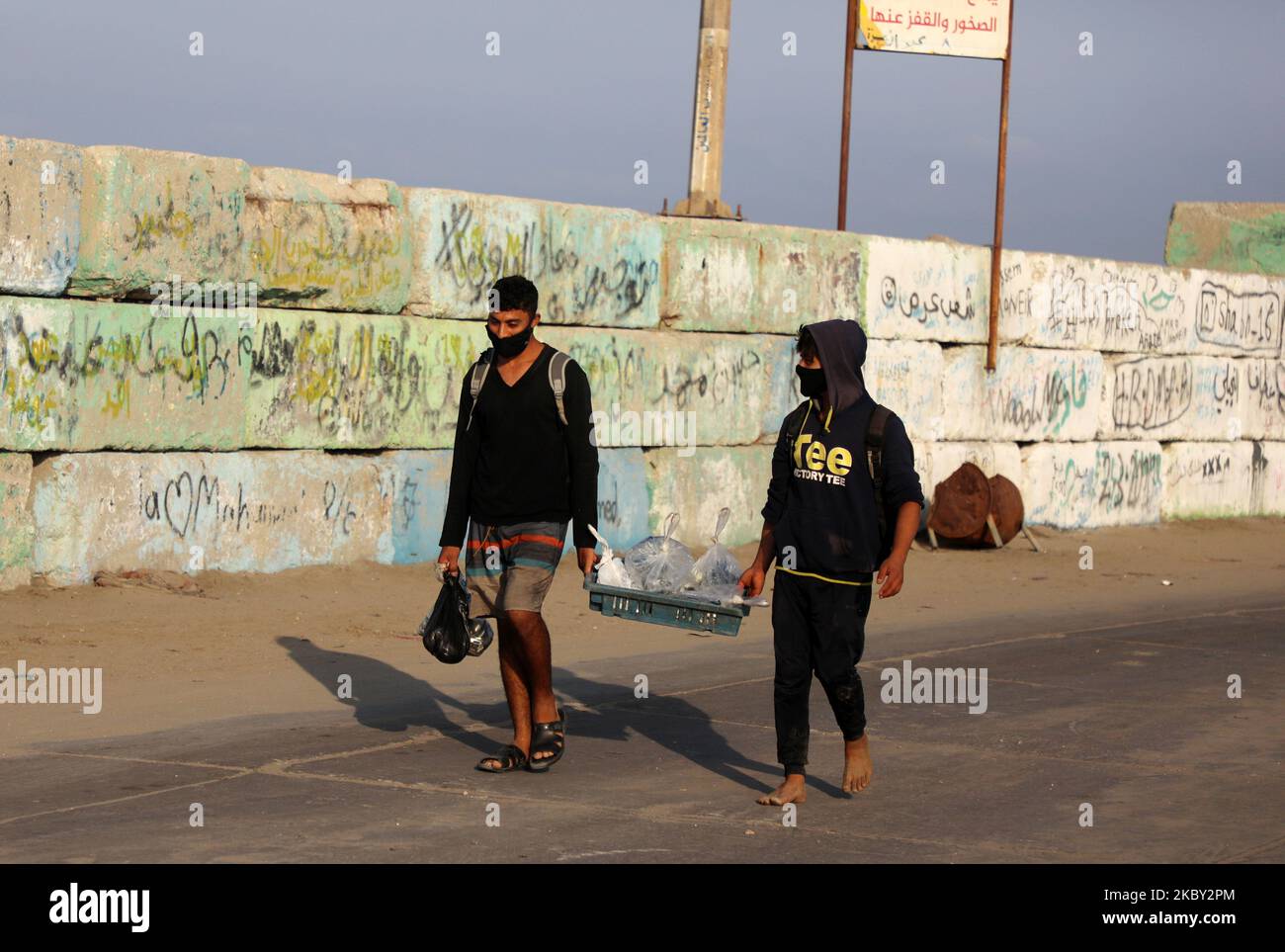 Die Fischer entladen ihren Fang am Hafen von Gaza, nachdem Israel ihnen erlaubt hatte, bis zu 15 Seemeilen zurück zu arbeiten, nachdem sie am 3. September 2020 in Gaza City, Palästina, eine einwöchige Eskalation zwischen Israel und palästinensischen militanten Gruppen abgeschlossen hatten. (Foto von Majdi Fathi/NurPhoto) Stockfoto