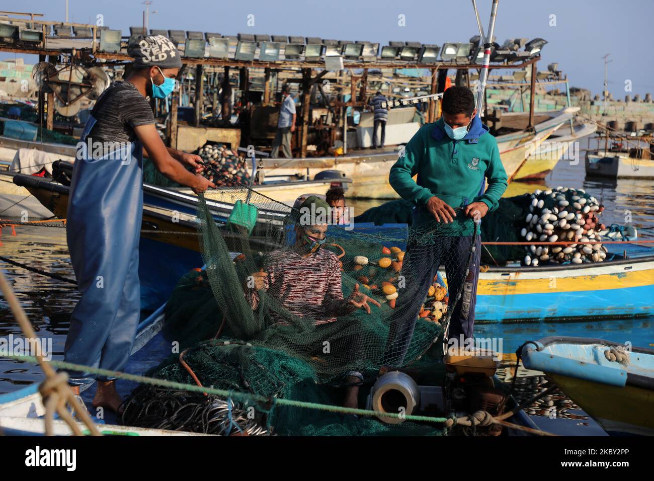 Fischer ziehen ihr Netz am Hafen von Gaza, nachdem Israel ihnen erlaubt hatte, nach einer Vereinbarung, die eine wochenlange Eskalation zwischen Israel und palästinensischen militanten Gruppen am 3. September 2020 in Gaza City, Palästina, beendet hatte, bis zu 15 Seemeilen zurückzuarbeiten. (Foto von Majdi Fathi/NurPhoto) Stockfoto