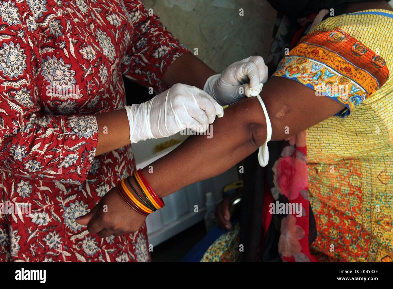 Ein Mitarbeiter im Gesundheitswesen nimmt eine Blutprobe von einer Person für die dritte Runde serologischer Vermessungstests auf Coronaviren am 3. September 2020 in einem Anganwadi-Zentrum in Vikram Nagar in der Nähe von ITO in Neu-Delhi, Indien, auf. Die Übung hilft der Verabreichung, Trends zu analysieren und Konzepte und Strategien zur Eindämmung der Infektion zu formulieren. (Foto von Mayank Makhija/NurPhoto) Stockfoto