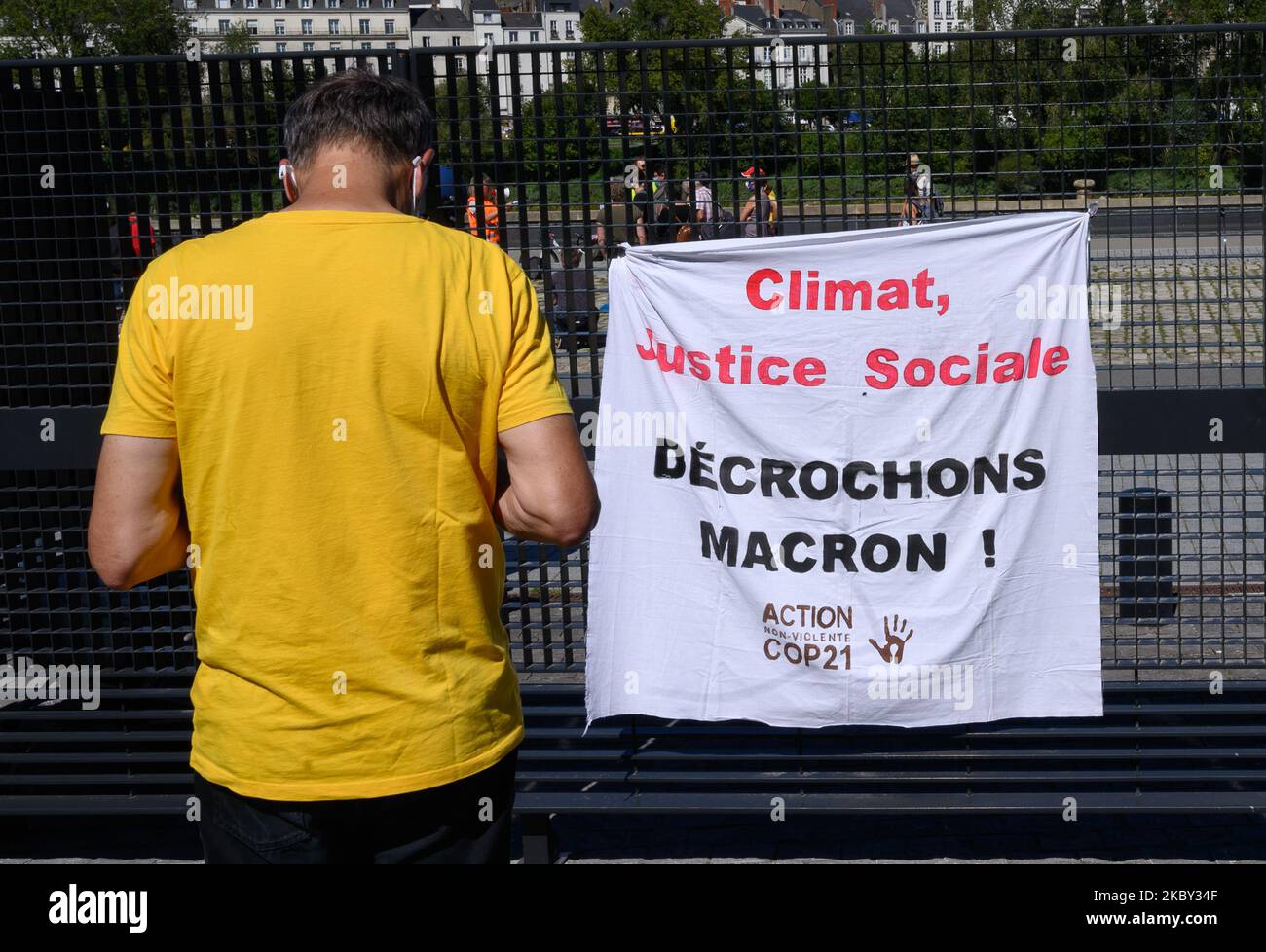 Am 3. September versammelten sich rund dreißig Aktivisten mehrerer Umweltverbände vor dem Justizpalast in Nantes, Frankreich, 2020 zur Unterstützung von 3 Aktivisten der Action Non Violente - COP 21 werden wegen "Diebstahl in Versammlungen" verurteilt, weil sie Emmanuel Macron in den Rathäusern von Ancenis und Saint-Sebastien-sur-Loire porträtiert haben, um seine Untätigkeit in der Umwelt- und Klimapolitik zu verurteilen. Den drei Aktivisten drohen fünf Jahre Haft und eine Geldstrafe von 75.000 Euro. (Foto von Estelle Ruiz/NurPhoto) Stockfoto