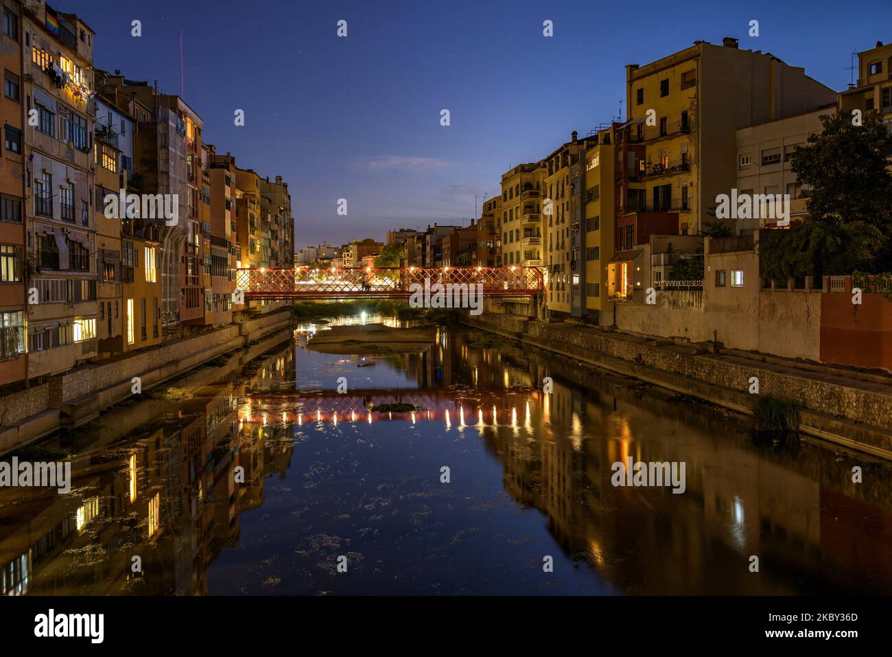 Häuser neben dem Fluss Onyar, der zur blauen Stunde und Nacht durch die Stadt Girona führt (Girona, Katalonien, Spanien) ESP: Casas sobre el Río Onyar Stockfoto