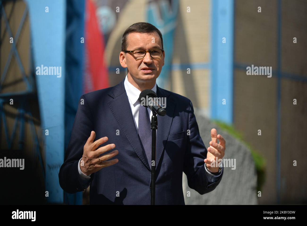 Premierminister Mateusz Morawiecki spricht mit den Medien außerhalb der historischen Guido-Kohlemine in Zabrze. In den letzten Tagen hat der polnische Premierminister Schlesien erneut besucht. Dieses Mal war der Grund die Feier des 40.. Jahrestages der Gründung der "Solidarität", der ersten unabhängigen Gewerkschaft im ehemaligen Sowjetblock. Am 3. September 2020 in Zabrze, Woiwodschaft Schlesien, Polen. (Foto von Artur Widak/NurPhoto) Stockfoto