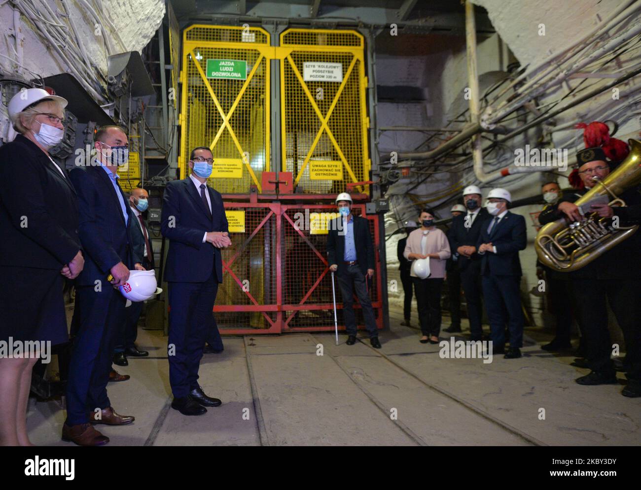 Premierminister Mateusz Morawiecki (3L) in der historischen Guido-Kohlemine in Zabrze, neben einem Aufzugsschachtel, der sich 320 Meter unter der Erde befindet. In den letzten Tagen hat der polnische Premierminister Schlesien erneut besucht. Dieses Mal war der Grund die Feier des 40.. Jahrestages der Gründung der "Solidarität", der ersten unabhängigen Gewerkschaft im ehemaligen Sowjetblock. Am 3. September 2020 in Zabrze, Woiwodschaft Schlesien, Polen. (Foto von Artur Widak/NurPhoto) Stockfoto