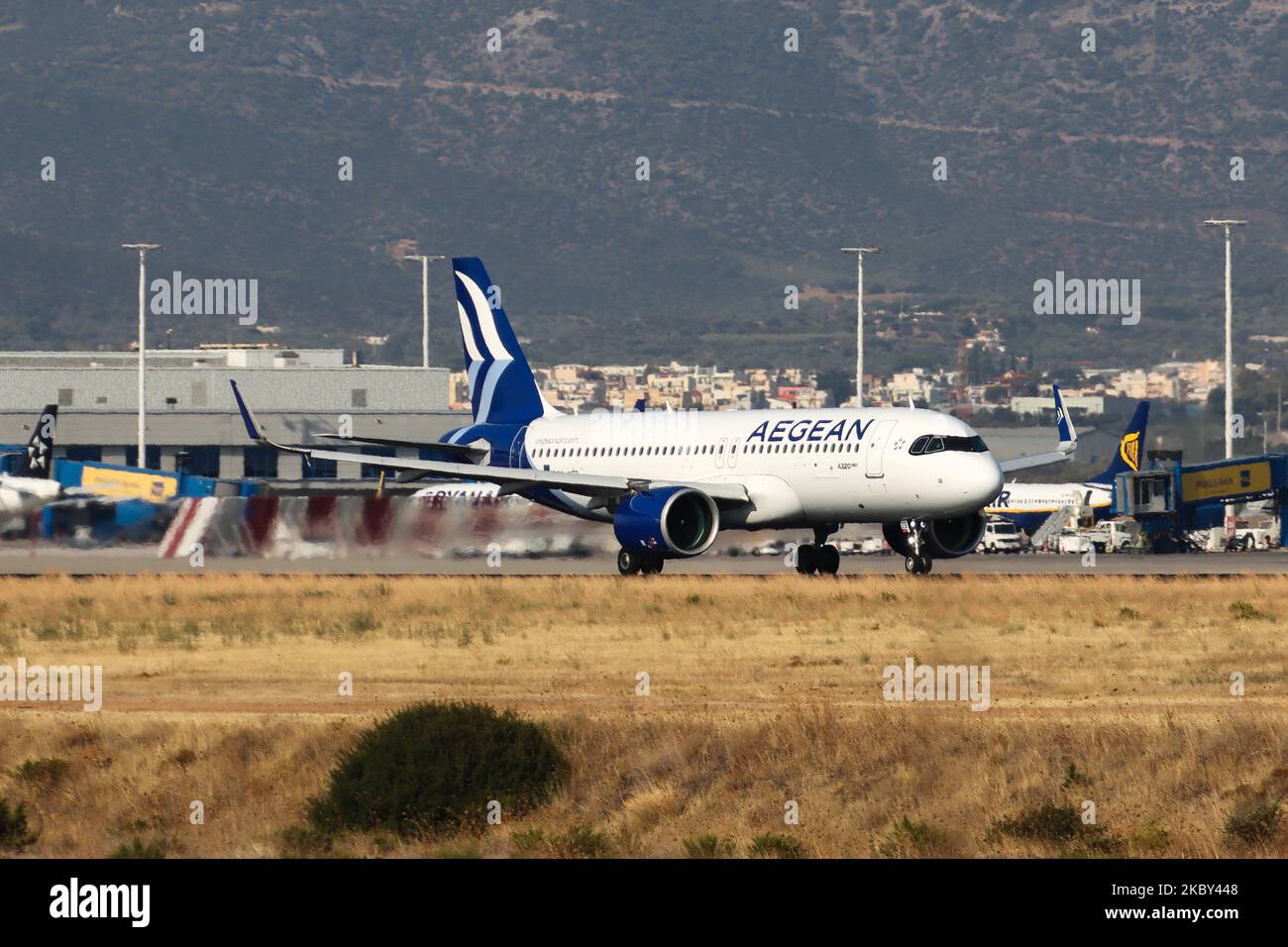 Ein Airbus A320neo von Aegean Airlines, wie es beim Start, der Rotation und dem Flug am blauen Himmel zu sehen ist, als der Passagierjet am 26. August 2020 von der griechischen Hauptstadt Athen International Airport ATH LGAV abfliegt. Das neue, moderne und fortschrittliche Schmalkarosserie-Linienflugzeug ist ein Airbus der Baureihe A320 NEO mit dem neuen Lackierungsschema und dem NEUEN ÄGÄISCHEN Logo. Das Flugzeug hat die Registrierung SX-NEB. Aegean Airlines A3 AEE ist Mitglied der Luftfahrtallianz Star Alliance und Flaggenfluggesellschaft des Landes. (Foto von Nicolas Economou/NurPhoto) Stockfoto