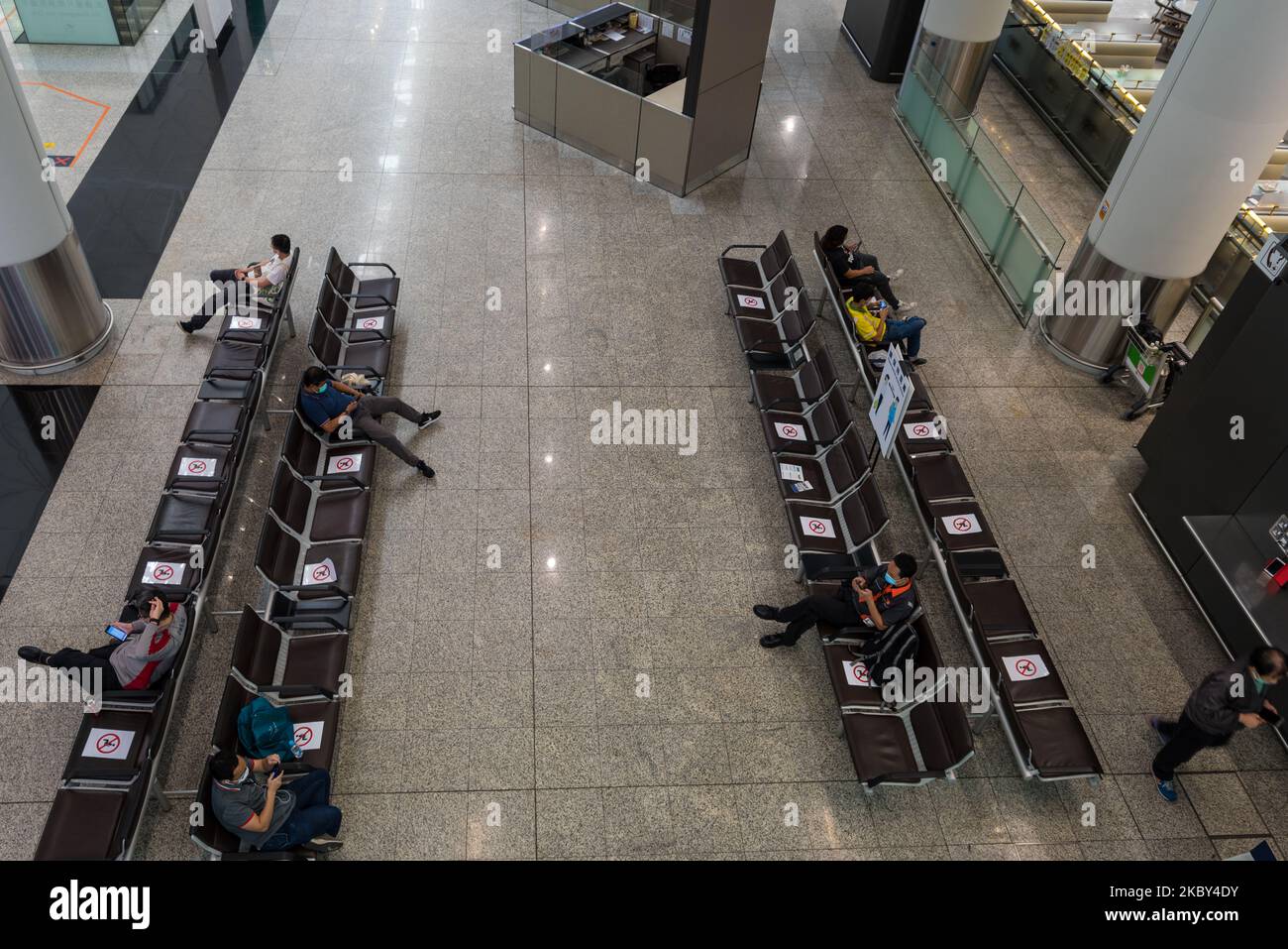 Am 4. September 2020 werden am Flughafen Hongkong, China, Sitzplätze organisiert, um die soziale Distanz aufrecht zu erhalten. Die Pandemie, die einst ein Knotenpunkt des Flugverkehrs in Asien war, hat den harten Flughafen Hong Kong International getroffen, wo der Flugverkehr nur ein Rinnsal der Zeit vor Covid ist und wo Quarantänebeschränkungen die Einwohner davon abhalten, leicht in die Stadt einzureisen. Trotz dieser Tatsache bleibt die Servicequalität des Personals am Flughafen Hongkong beispiellos und bietet den Passagieren trotz der minimalistischen Einstellungen eine sehr professionelle Unterstützung. (Foto von Marc Fernandes/NurPhoto) Stockfoto