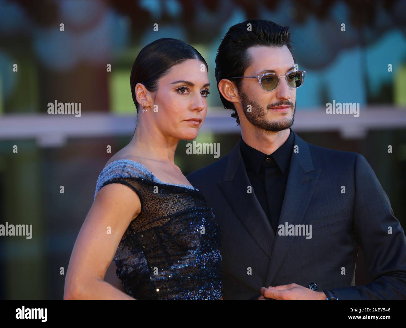 Natasha Andrews und Pierre Niney laufen auf dem roten Teppich vor dem Film „Amants“ beim Filmfestival von Venedig 77. am 03. September 2020 in Venedig, Italien. (Foto von Matteo Chinellato/NurPhoto) Stockfoto