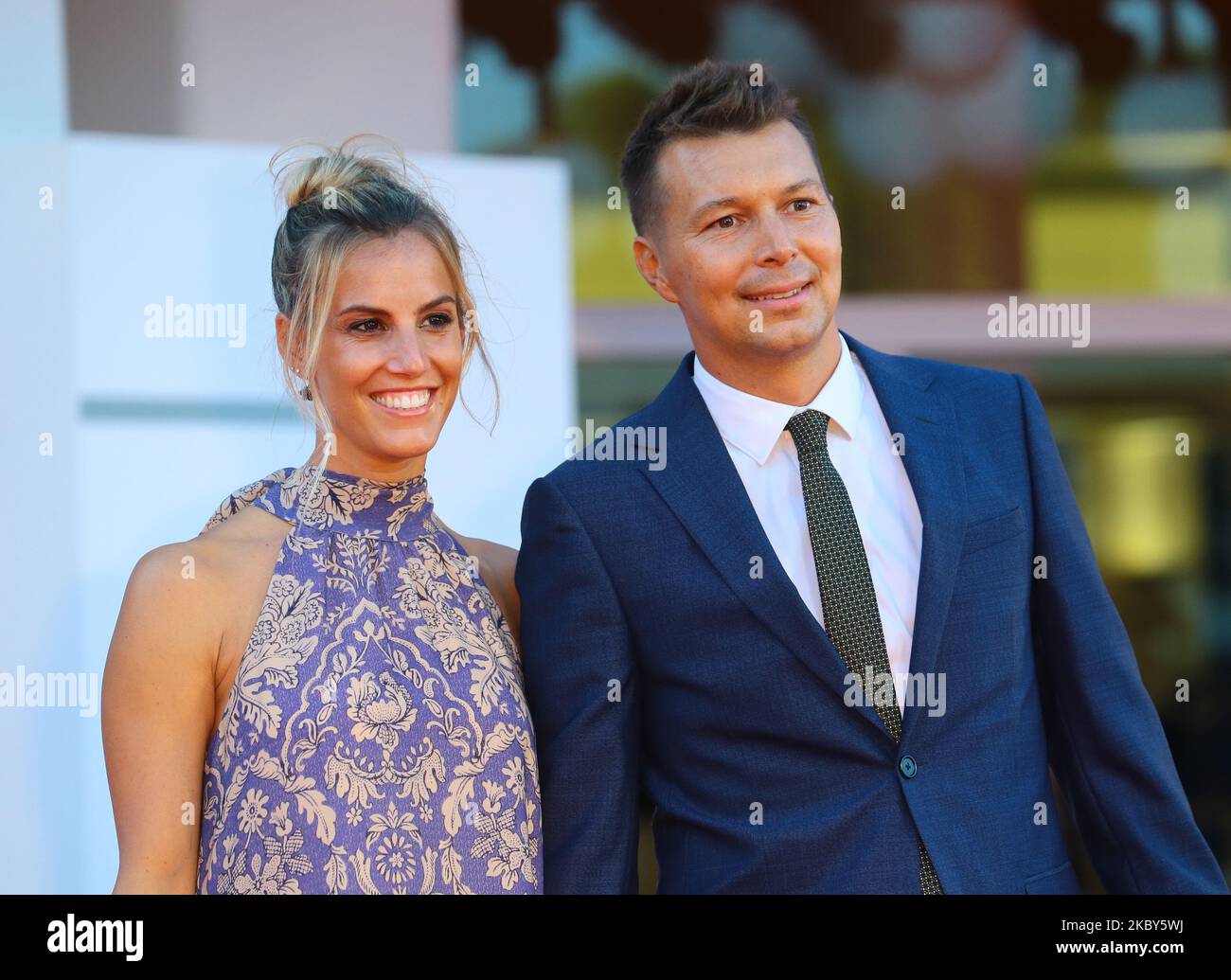 Tania Cagnotto und Stefano Parolin gehen auf dem roten Teppich vor dem Film „Padrenostro“ beim Filmfestival von Venedig 77. am 04. September 2020 in Venedig, Italien. (Foto von Matteo Chinellato/NurPhoto) Stockfoto