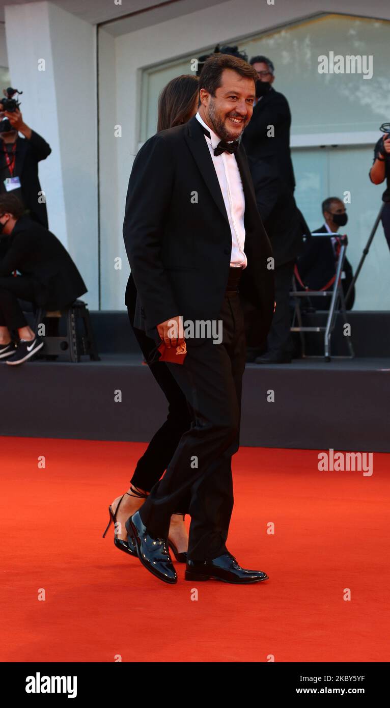 Matteo Salvini und Mesa Verdini laufen auf dem roten Teppich vor dem Film „Padrenostro“ beim Filmfestival von Venedig 77. am 04. September 2020 in Venedig, Italien. (Foto von Matteo Chinellato/NurPhoto) Stockfoto