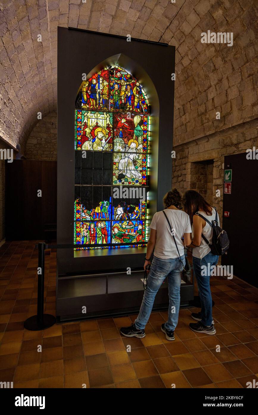 Mittelalterliche Buntglasfenster im Kreuzgang der Kathedrale von Girona (Katalonien, Spanien) ESP: Vitrales medievales exhibidos en Gerona Stockfoto