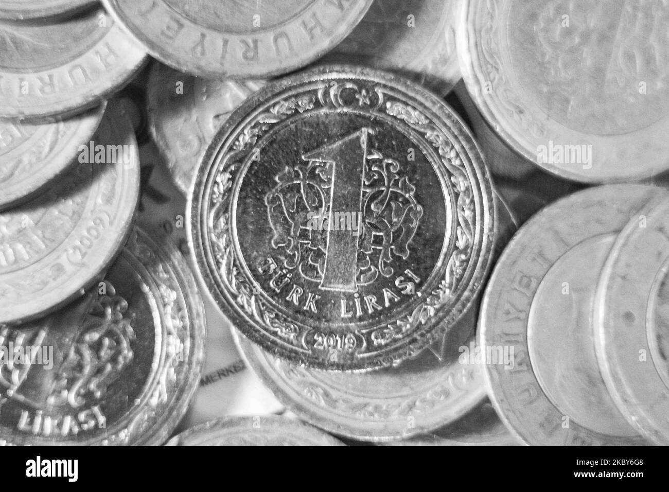 Schwarz-Weiß-Foto Nahaufnahme von türkischen 1-Lira-Münzen, der lokalen Währung der Türkei, Türk Liras? Auf Türkisch, unterschreiben ? , Code TRY, in der Regel abgekürzt als TL sind in diesem arrangierten Foto in Thessaloniki, Griechenland am 4. September 2020 zu sehen. (Foto von Nicolas Economou/NurPhoto) Stockfoto