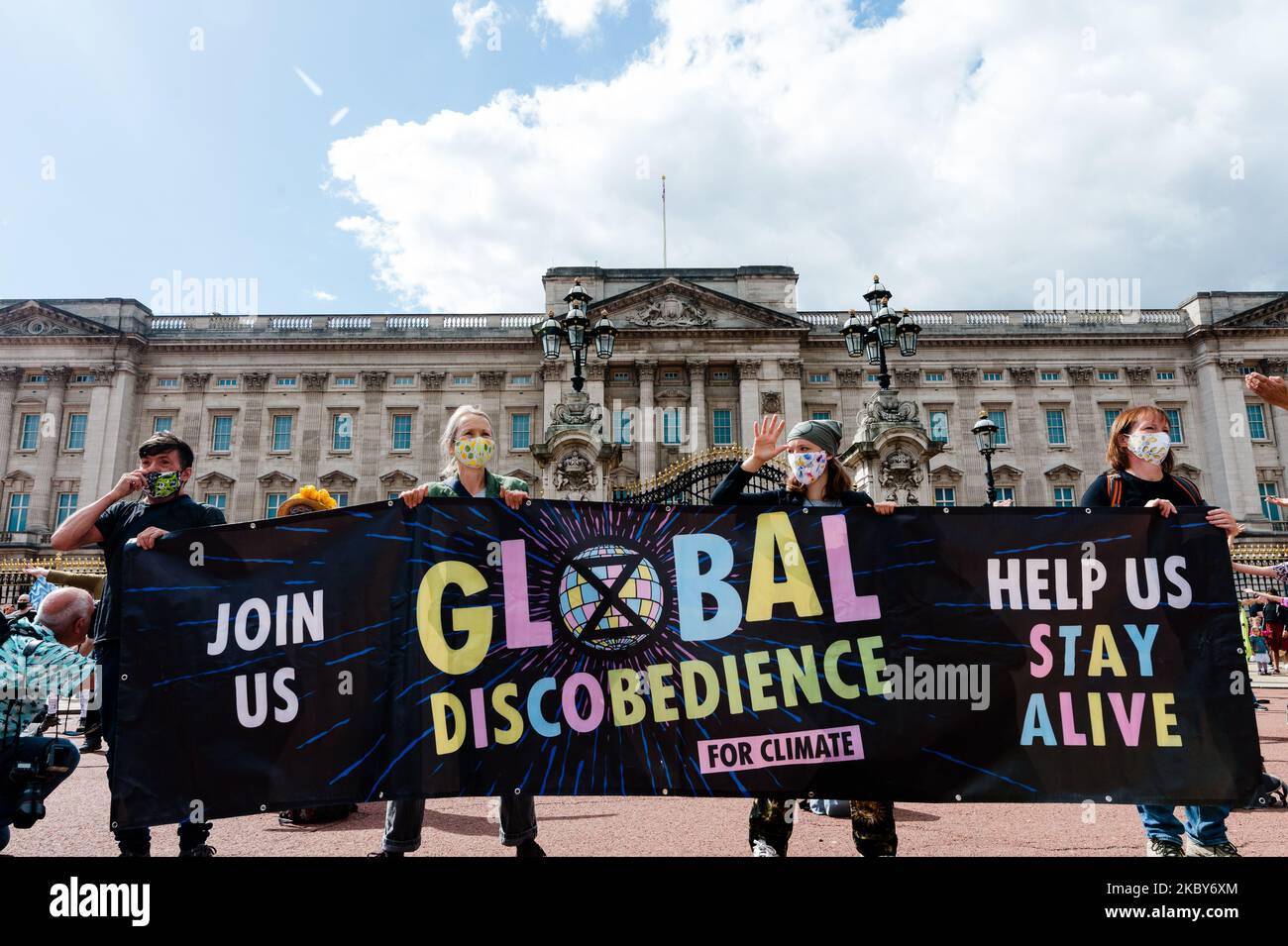 Disco und andere Tanzveranstaltungen vor dem Buckingham Palace und Trafalgar Square, 5. September 2020 in London, Großbritannien. Aktivisten der Extinction Rebellion nehmen an einer Reihe von Rebellion-Protesten im September in Großbritannien Teil, um die Politiker aufzufordern, das Klima- und ökologische Notstandsgesetz (CEE Bill) zu befürworten, das unter anderem Maßnahmen wie Ein ernsthafter Plan, um den Anteil der Emissionen im Vereinigten Königreich zu bewältigen und den kritischen Anstieg der globalen Temperaturen zu stoppen und die Einbeziehung der einfachen Menschen in die zukünftige Umweltplanung mittels einer Bürgerversammlung zu ermöglichen. (Foto von Maciek Musialek/NurPhoto) Stockfoto