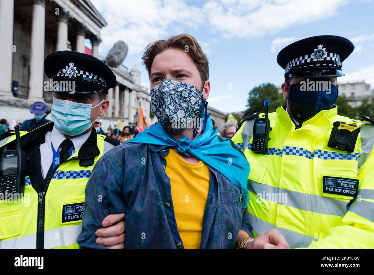 Protestler am 5. September 2020 in London, Großbritannien, auf dem Trafalgar Square verhaftet. Aktivisten der Extinction Rebellion nehmen an einer Reihe von Rebellion-Protesten im September in Großbritannien Teil, um die Politiker aufzufordern, das Klima- und ökologische Notstandsgesetz (CEE Bill) zu befürworten, das unter anderem Maßnahmen wie Ein ernsthafter Plan, um den Anteil der Emissionen im Vereinigten Königreich zu bewältigen und den kritischen Anstieg der globalen Temperaturen zu stoppen und die Einbeziehung der einfachen Menschen in die zukünftige Umweltplanung mittels einer Bürgerversammlung zu ermöglichen. (Foto von Maciek Musialek/NurPhoto) Stockfoto