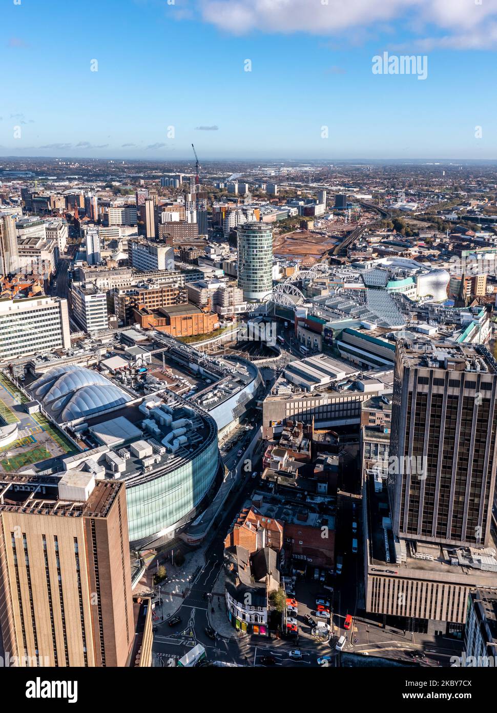 BIRMINGHAM, GROSSBRITANNIEN - 4. NOVEMBER 2022. Eine Luftaufnahme der Skyline von Birmingham mit dem Bullring Rotunda-Gebäude und der New Street Station Promine Stockfoto