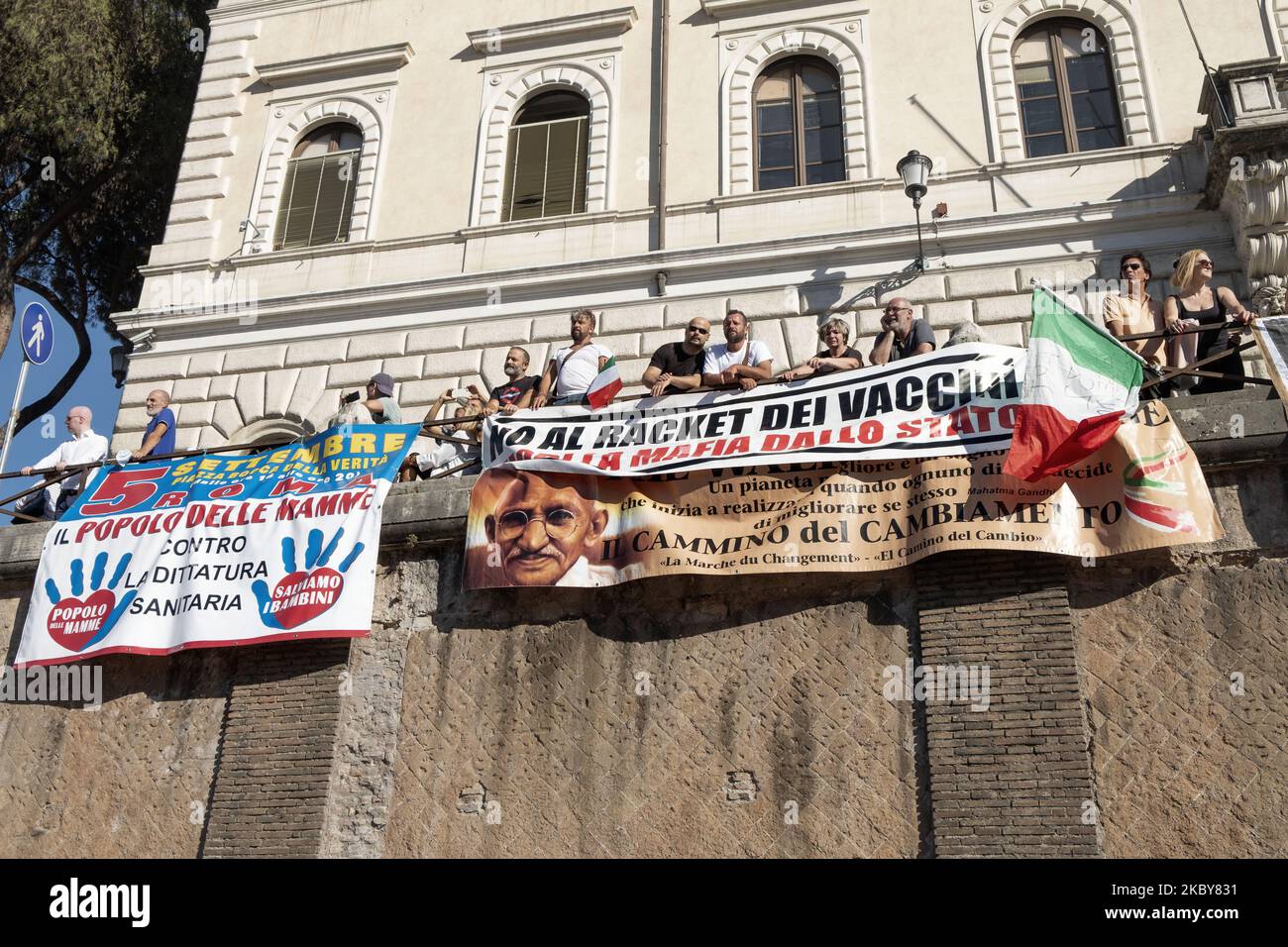 Banner der Demonstration. No Mask, Covid-Leugner, Anhänger traditioneller Familien protestieren gegen die Maßnahmen der italienischen Regierung aufgrund der Covid-Pandemie und gegen die Pandemie selbst, die als politische Erfindung zur Errichtung einer Diktatur angesehen wird, Rom, 5.. September 2020 (Foto: Francesco Boscarol/NurPhoto) Stockfoto