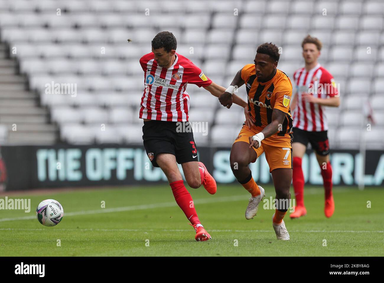 Tom Flanagan von Sunderland in Aktion mit Mallik Wilks von Hull City während des Carabao Cup-Spiels zwischen Sunderland und Hull City im Stadion of Light, Sunderland. (Foto von Mark Fletcher/MI News/NurPhoto) Stockfoto